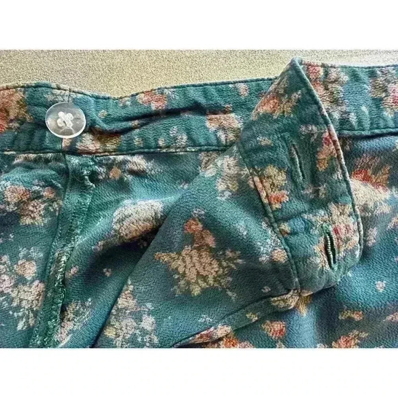 American Eagle Mini Floral Skirt (405) - Picture 9 of 11